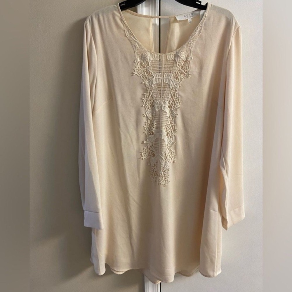 Astr The Label Cream lace trim Tunic Top blouse Large NWT